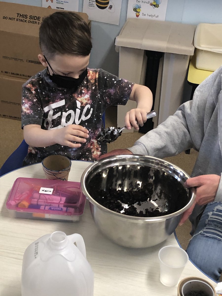 ACE_ELP's tweet image. Planting seeds and alphabet recognition at SS1.
#headstart #planting #spring #preschool #headstartworks #headstartcutie