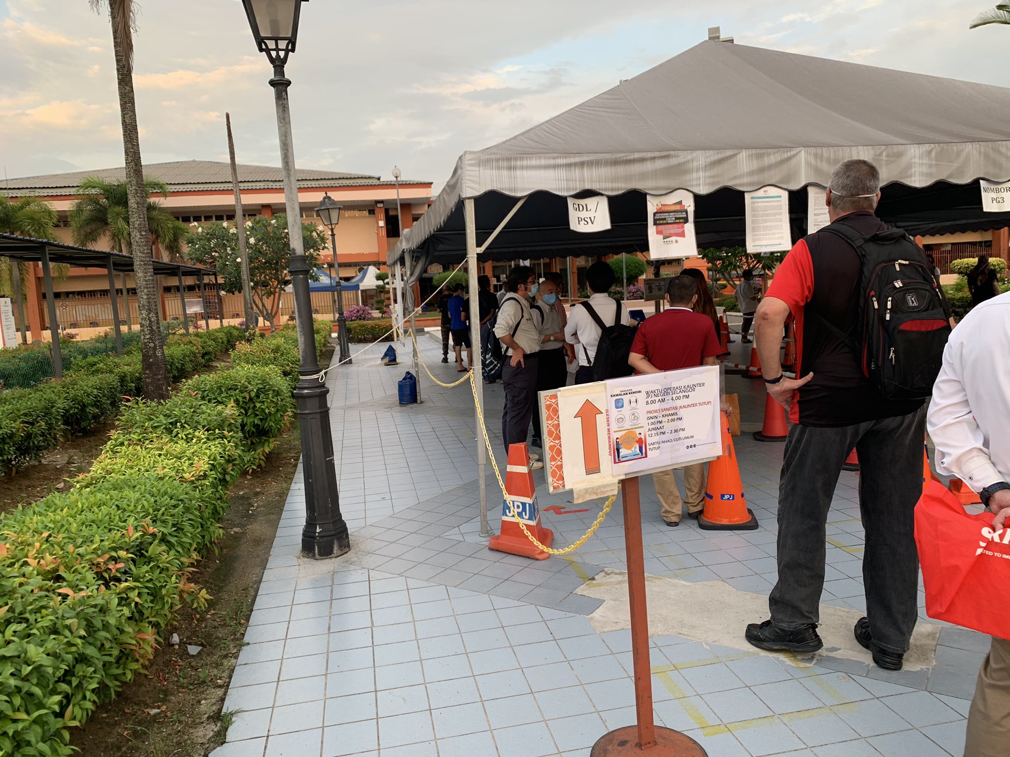 猪木 いぎ 伸昌 Kl在住 マレーシアでは日本の免許をマレーシアの運転免許証に書換可能 これがなかなか大変で受付人数オーバーや書類不備で受付してもらえません これがjpjチャレンジ 免許更新は手続きが楽 5年間の更新できましたが 妻は新規 猪木 いぎ 伸昌 Kl在住 マレーシアでは日本の免許をマレーシアの運転免許証に書換可能 これがなかなか大変で受付人数オーバーや書類不備で受付してもらえません これがjpjチャレンジ 免許更新は手続きが楽 5年間の更新できましたが 妻は新規