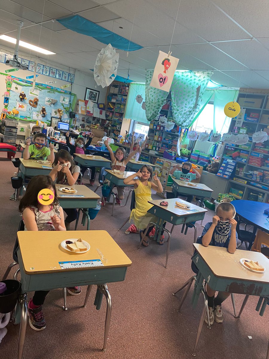 MissSteel9's tweet photo. Today we learned about sequence words by making peanut butter and jelly sandwiches! FIRST we spread the peanut butter on a piece of bread. NEXT we spread the jelly on top of the peanut butter. THEN we put the top piece of bread on. LAST WE ATE IT!! 😉😍 #makinglearningfun https://t.co/5fChCym9AK