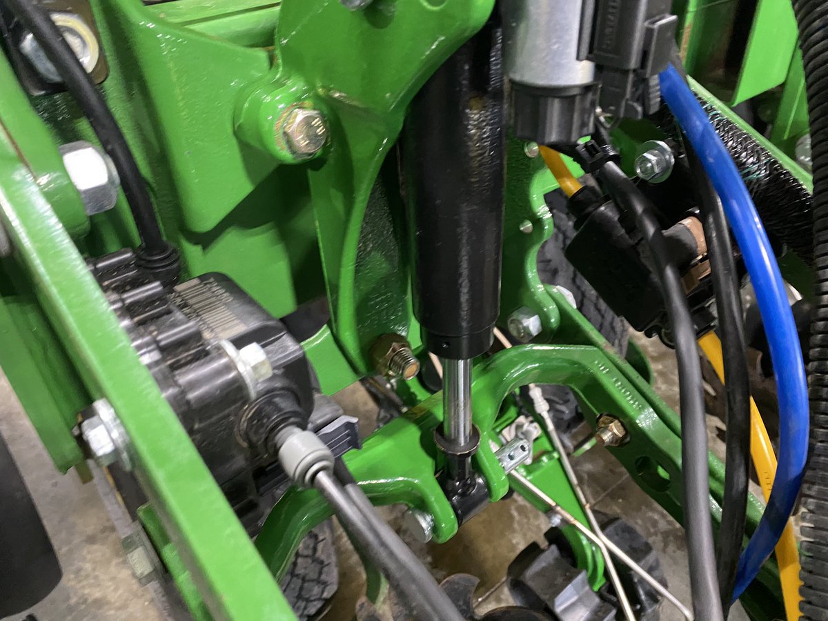 travismesser81's tweet photo. A 12/23 @JohnDeere 1790 all Setup with @PrecisionPlant planter wide #vApply Base with the all new EM #Flowsense monitoring system for both liquid products.  Some last minute calibrations before starting canola in Lefor #ND @PlainsGrain https://t.co/zdZ6eEU50x