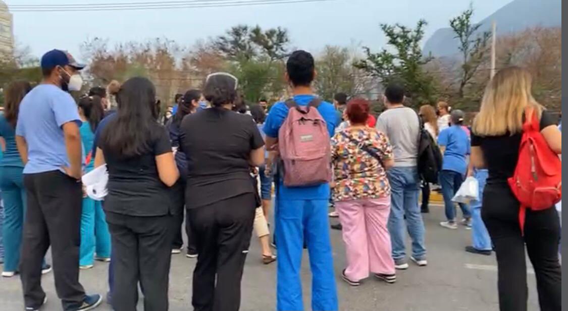 AlmaDelaRosaF's tweet photo. 🚨 Médicos de #NL exigen les apliquen la vacuna contra el #COVID19 bloquean Av Pablo Livas entre entre Lázaro Cárdenas y Eloy Cavazos; y Av Las Torres y Exposición frente al Estadio BBVA a la altura del centro de vacunación. #Vialidad #Guadalupe @SSalud_mx https://t.co/MizGezHeX2