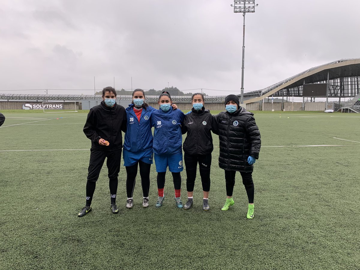 FemDpm's tweet photo. Feliz día a nuestras porteras, quienes diariamente se preparan para defender al club más austral.
Porque individualmente somos gotas pero juntas un temporal.
#VamodPuerto
@DPMChile https://t.co/LvQU1snxUv