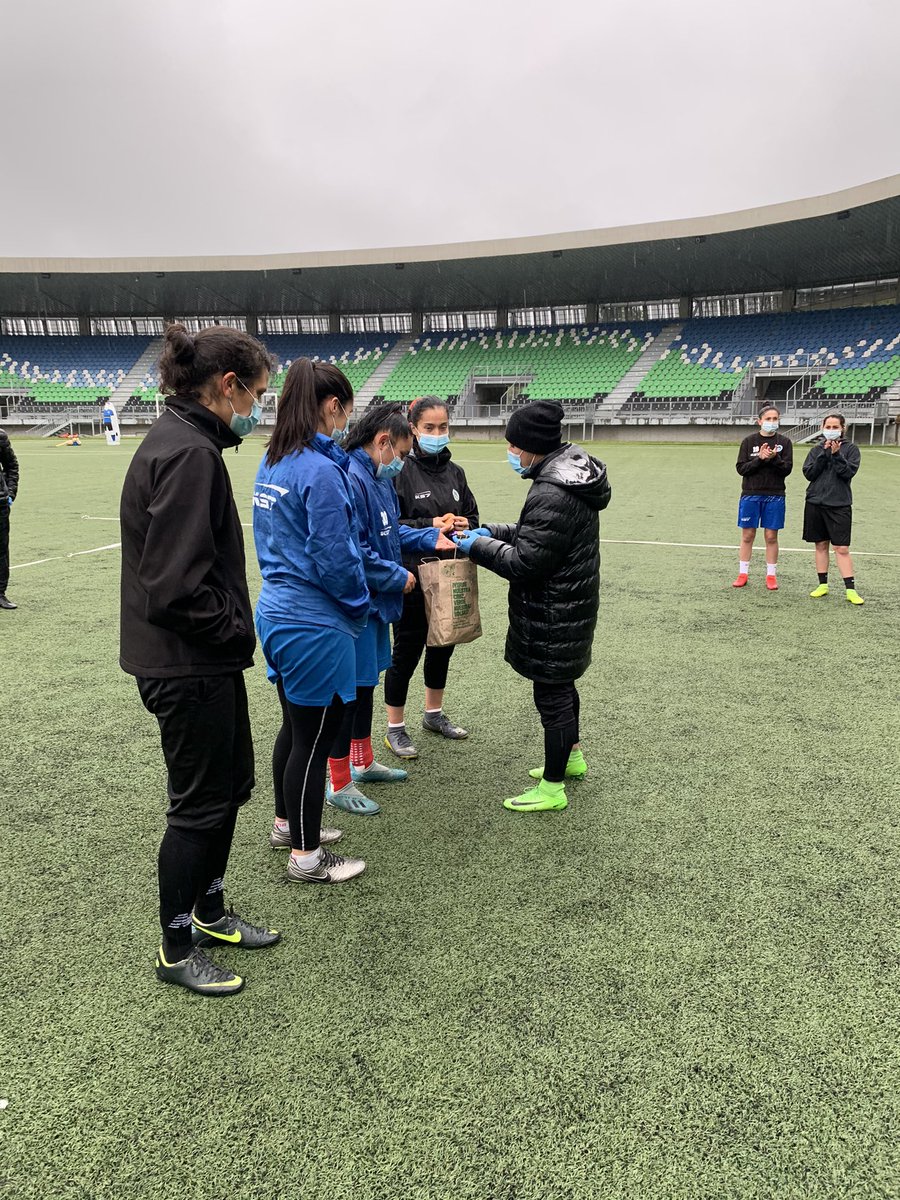 FemDpm's tweet photo. Feliz día a nuestras porteras, quienes diariamente se preparan para defender al club más austral.
Porque individualmente somos gotas pero juntas un temporal.
#VamodPuerto
@DPMChile https://t.co/LvQU1snxUv