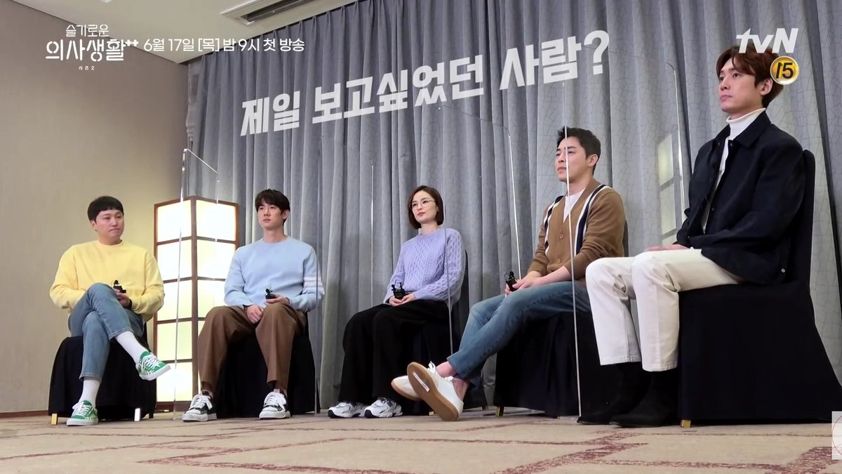 hileori's tweet photo. Q: person you missed the most?
Jojeol: no one
Yys: there's really no one?
Jojeol : eung!
mido: *her turn to answer* uju
Jojeol: oh yes me too uju
Mido: you just said a while ago you dont miss anyone https://t.co/hF8ghOgCSf