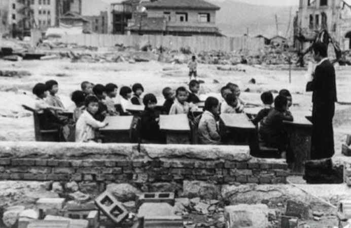 gsandleris's tweet photo. #NoCierrenLasEscuelas 
Japón, un mes después de Hiroshima (1945), del terremoto (2011) y del inicio de la pandemia (abril 2020). https://t.co/T08dljtJxJ
