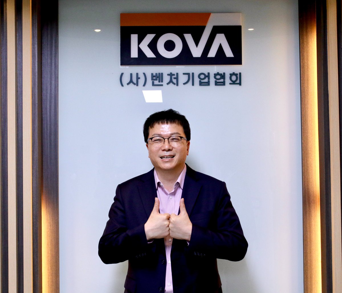 KOVA_PR's tweet photo. 혁신벤처의 지속성장과 제2벤처붐을 응원합니다. 벤처의 혁신성장을 지원하는 권칠승 중기부 장관님과 벤처의 든든한 조력자이신 지성배 벤처캐피탈협회장님께서 캠페인을 이어 응원 부탁드립니다. 
#대한민국경제의봄 #제2벤처붐 https://t.co/OA65OGYnKk