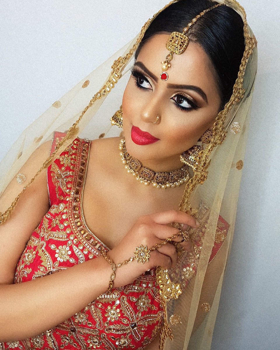Velourstudio's tweet photo. Still in love with this glam from 2018 😍 #velourstudio #makeupartist #mua #indianweddingglam https://t.co/EgH3ZpVnmO