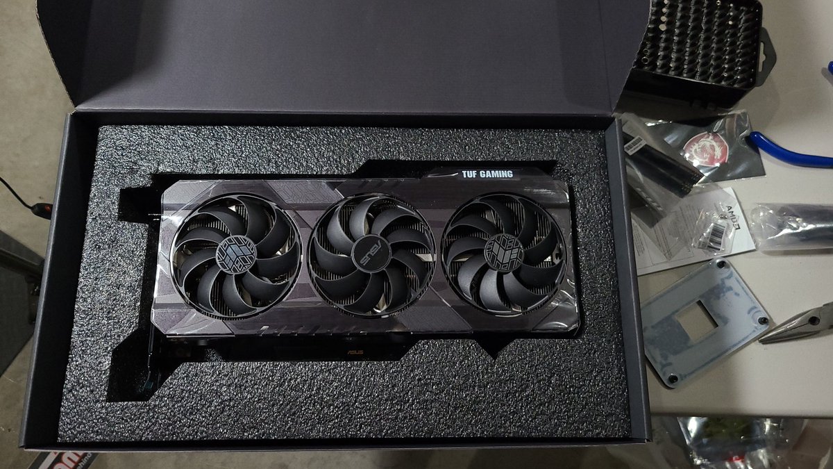 StreamlinePCcom's tweet photo. You would not believe that this 3060 is the same size as a 3080 😂

#asus #asustuf #asustufgaming #nvidia #nvidiageforce #pcbuilds #pcbuilder #pcgamer #pcgaming https://t.co/cKhze6DskB