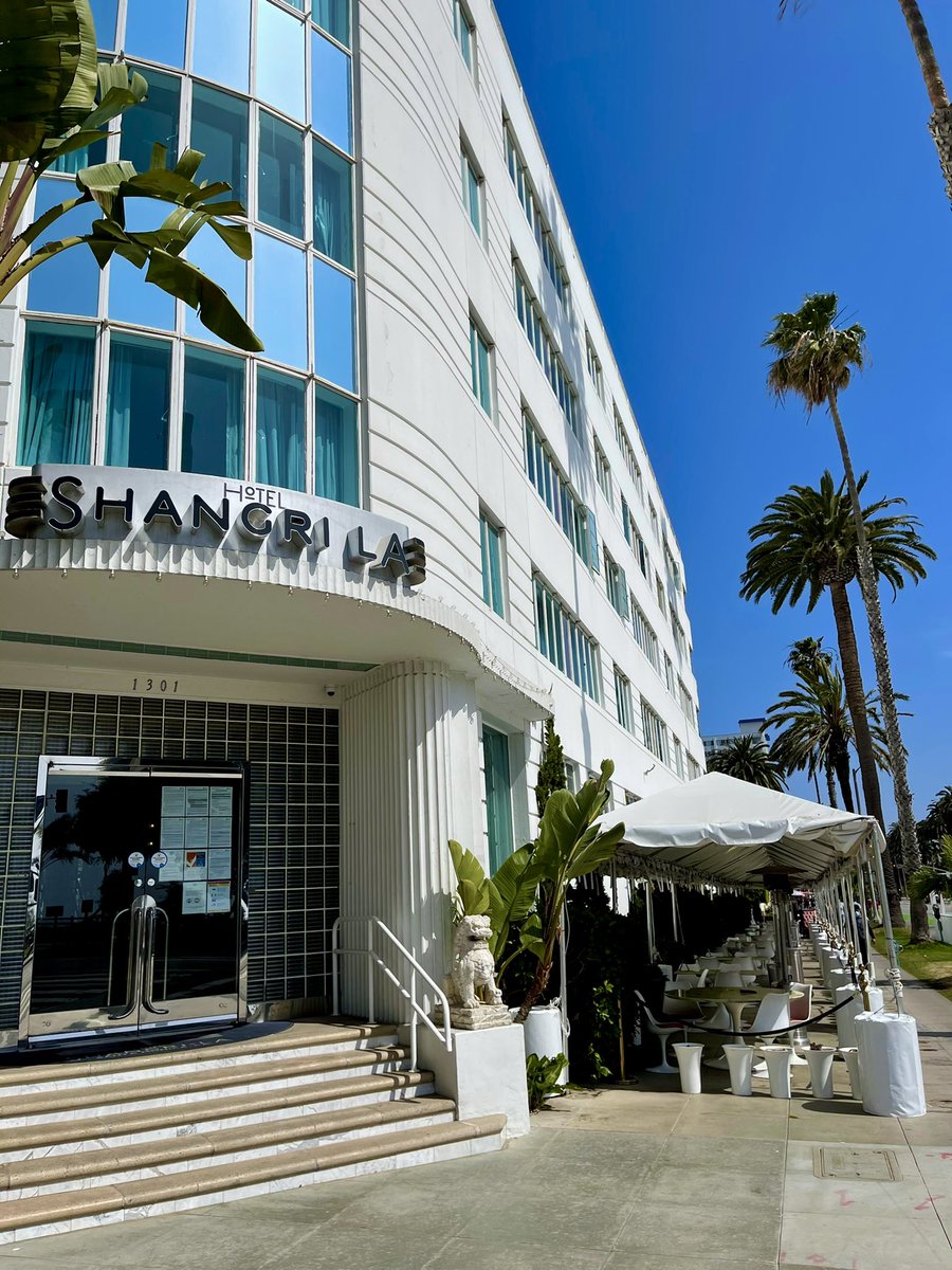 OurSantaMonica's tweet photo. The beautiful @HotelShangriLA Hotel on Ocean Avenue in Santa Monica.

Checkout its new outdoor cocktail bar and restaurant. 

🌴🎡⛱🍸🍷🧉🍹

#MyDayInLA #California #ILoveLA #Travel https://t.co/QXRH96FKYX