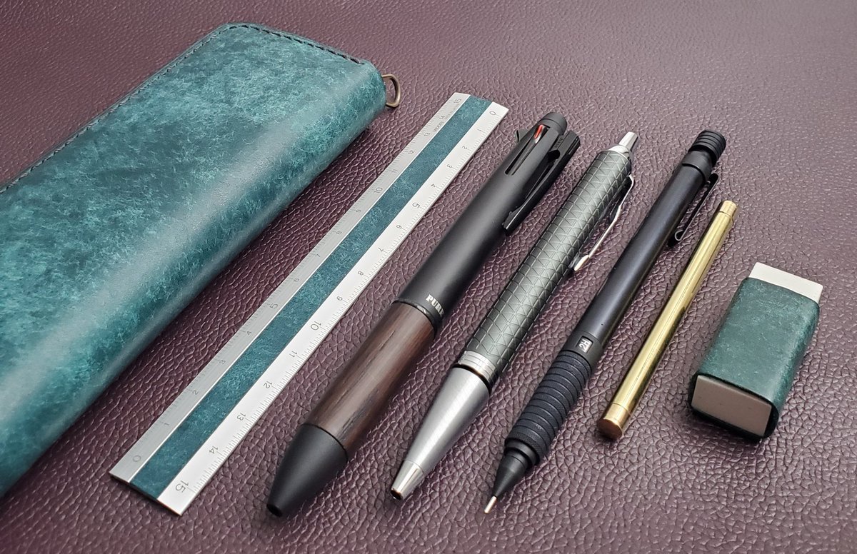 Sasa_leather's tweet photo. 【sasa プレゼント企画】

筆箱紹介や購入品撮影の背景に
使える【革】を2枚セットで
プレゼント致します。(クロム鞣し)

茶、紫ともに50cm×30cmです

普段と違う味のある写真をバシバシ撮ってください！

応募条件は4枚目を確認下さい
期限は4月18日(日)21時です

※写真はスマホ+自然光で撮影 https://t.co/50l24s31dj