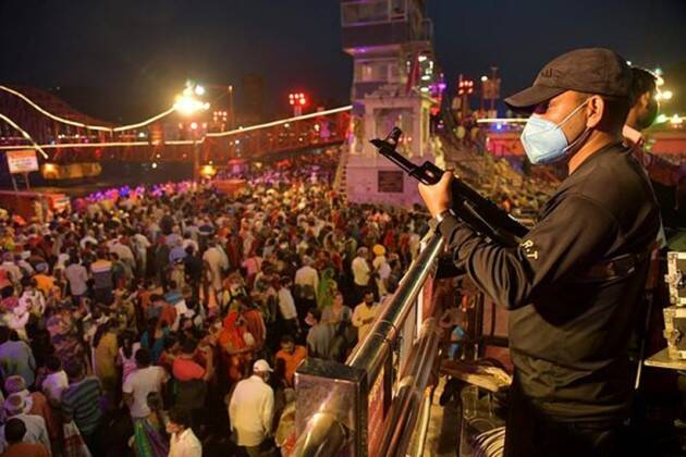  #Covid19  #KumbhMela At various checkpoints, The Indian Express counted over 50 devotees being asked about their RT-PCR reports — at least 15 did not have them but were let through.  https://indianexpress.com/article/india/at-kumbh-mela-covid-guard-slips-no-thermal-screening-few-masks-102-test-positive-7270853/