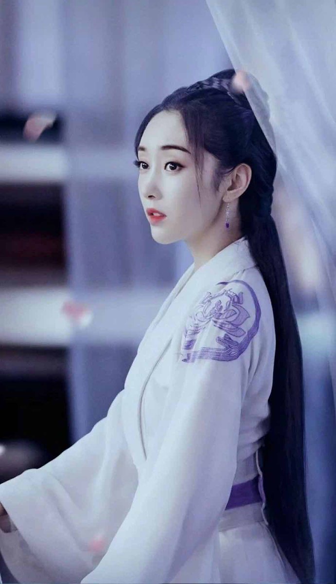 Jiang Yanli is Jiang Cheng's older sister, and thus Wei Wuxian's martial elder sister (shijie). She cares for her idiot brothers when their shared braincell goes astray, which is often. In love with Jin Zixuan (more of whom later). Maker of pork rib and lotus soup.