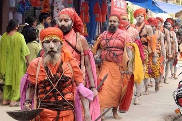  #Covid19  #KumbhMela At Har Ki Pauri, where 13 akharas (religious groups) reached in procession, one by one, for the traditional dip in the Ganga, there was a team of two medical personnel with Rapid Antigen Test kits.  https://indianexpress.com/article/india/at-kumbh-mela-covid-guard-slips-no-thermal-screening-few-masks-102-test-positive-7270853/