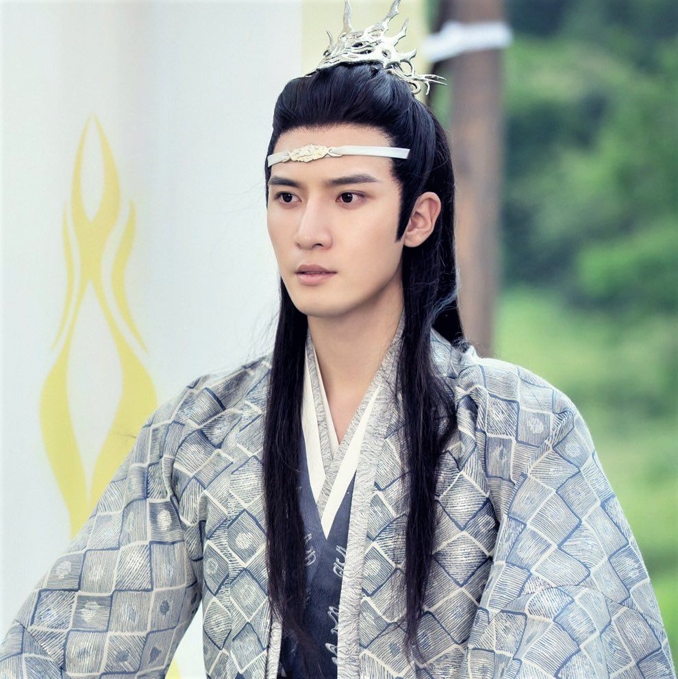 On the Lan side, we have Lan Wangji's elder brother Lan Xichen, aka Lan Huan, aka the First Jade of Lan. Ships his brother and Wei Wuxian like it's his job and lowkey horny as fuck for Meng Yao (more of whom later). Mostly gentle and calm but dangerous in battle.