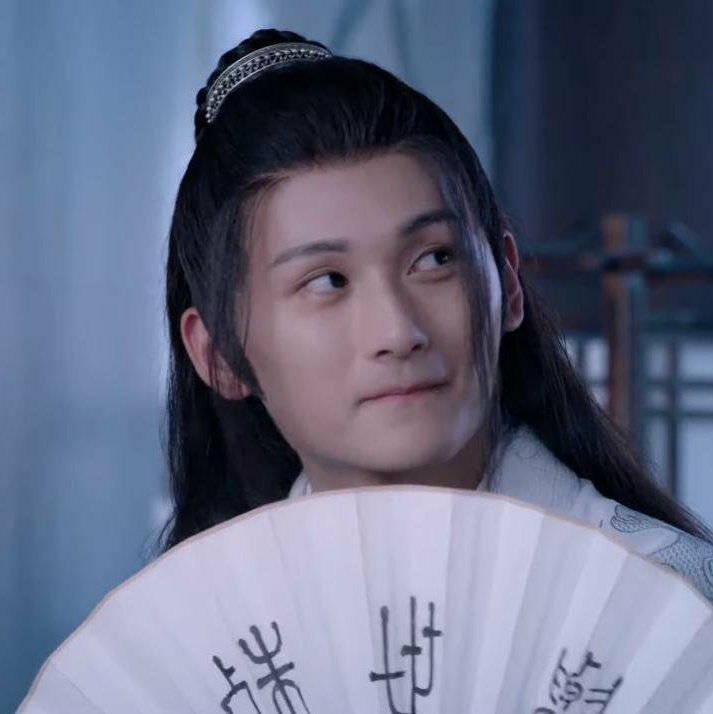 Nie Huaisang, later called the Headshaker, is a himbo-passing intellectual who prefers artistic pursuits and bird-catching to swordplay. A close friend of Wei Wuxian and Jiang Cheng who gets into shenanigans with the three of them when they're teenagers.