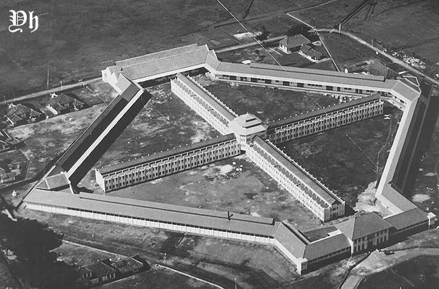 Ini adalah tempat tinggalnya para mantan pejabat negara yg rakus, alias penjara Sukamiskin Bandung. Foto ini diambil pada tahun 1940 belum ada drone, nggak tahu fotografernya mungkin bisa terbang 😂