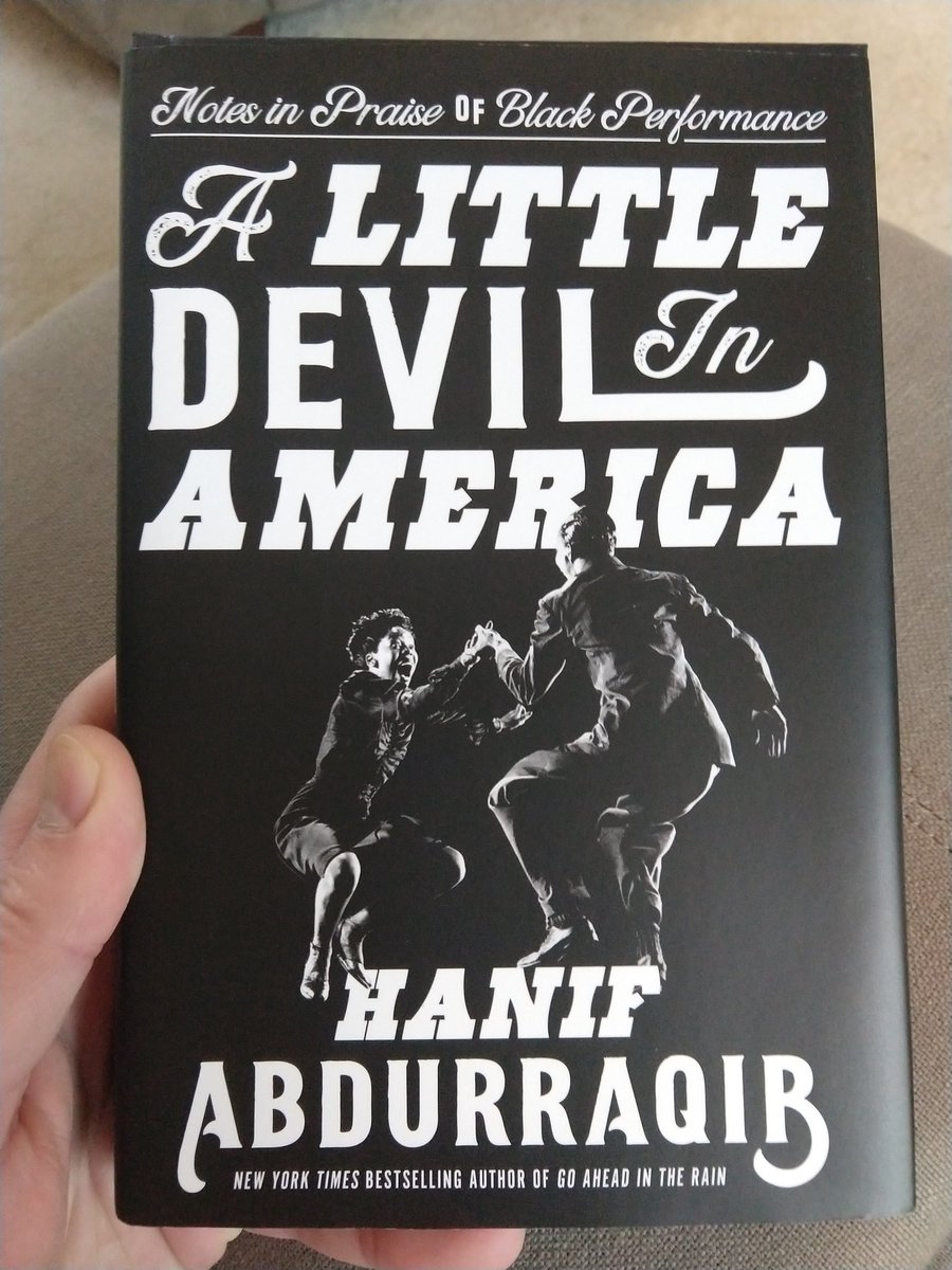 Lyricalswordz's tweet photo. Get yourself un hermano who knows that when the world is burning, surprise book mail will lift your spirits. #THEBOOKCHAT por vida! https://t.co/1snzjkdgZW