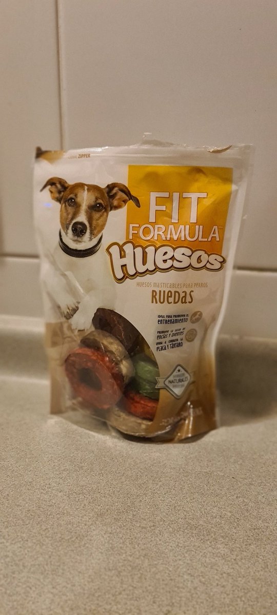 johanaparraguez's tweet photo. No compren este producto!, son supuestamente huesos comestibles, pero con un increíble olor a goma, a mis perritos les dio diarrea por 2 días, pero full diarrea! Es preocupante que comercialicen productos así para nuestras mascotas!
#dragpharma #fitformula #PiñeraMasEncimaWeon https://t.co/1cvkCbkgTk