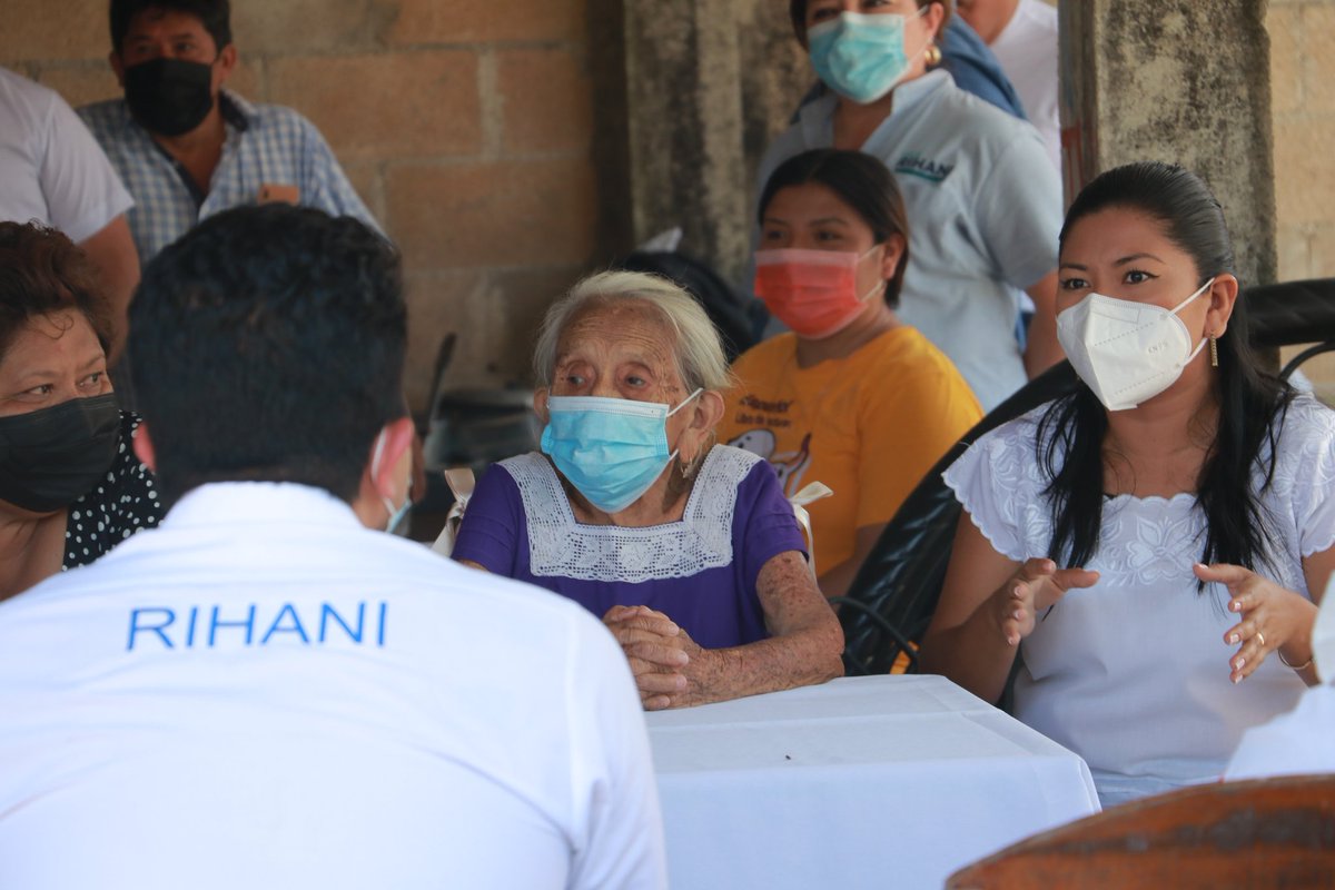 erikrihaniglez's tweet photo. Gracias Doña Florentina Tec de #Ixil, por sus palabras de apoyo en esta campaña y por invitarnos a mi y a mi amiga #SandraPech candidata a Presidenta Municipal a convivir un rato con los vecinos.

Seguimos recorriendo el distrito 9. #CambiandoUnidos Yucatán #ERG9 https://t.co/28SoWFtho0