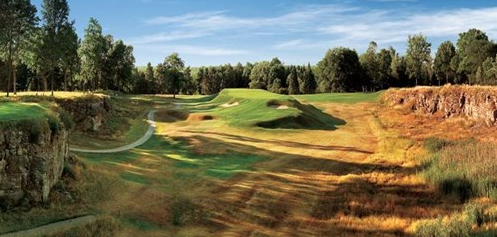 LouStagner's tweet photo. You want to play this hole? You can bid on a round of golf there.  

This is hole #6 at The Country Club of Buffalo (Donald Ross track). 

I worked there as a kid and played this track countless times. It's incredible. 

This hole is one of the best par 3s in the country. https://t.co/JscSxCx8XM