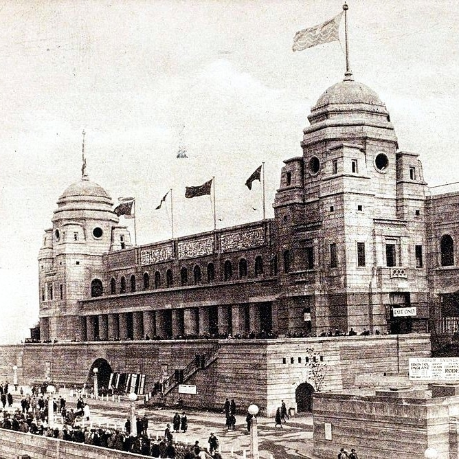 luisferpo's tweet image. 🔙🏟️ ¿Lo reconocen? Es el viejo Wembley, "La Catedral del Fútbol" en los años 20s. ¡Joya arquitectónica y patrimonio del fútbol mundial! Un templo inolvidable...😍😍