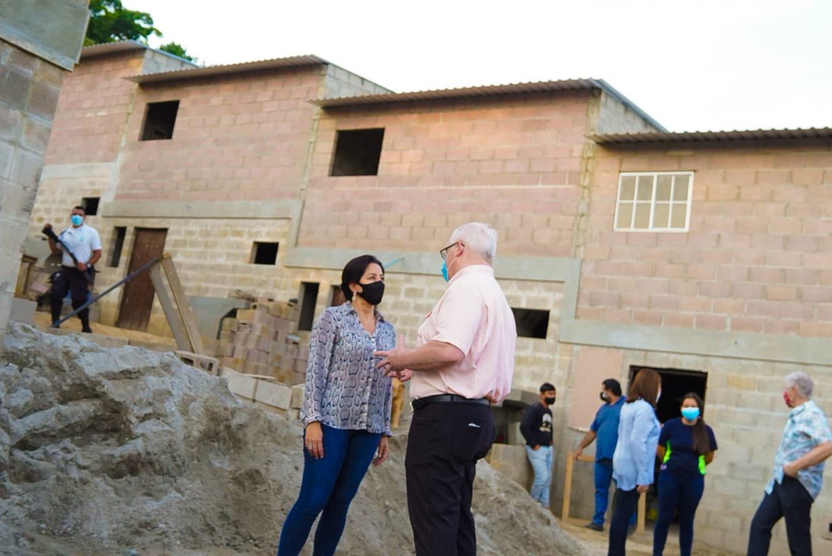 misol140's tweet photo. Esta tarde, realizamos un recorrido por el proyecto habitacional de Nuevo Cuscatlán con @jeffcardwell, fundador de @GAGsv, además de @NewStoryCharity y @TheFullerCenter. https://t.co/nAZQxjR1Lq