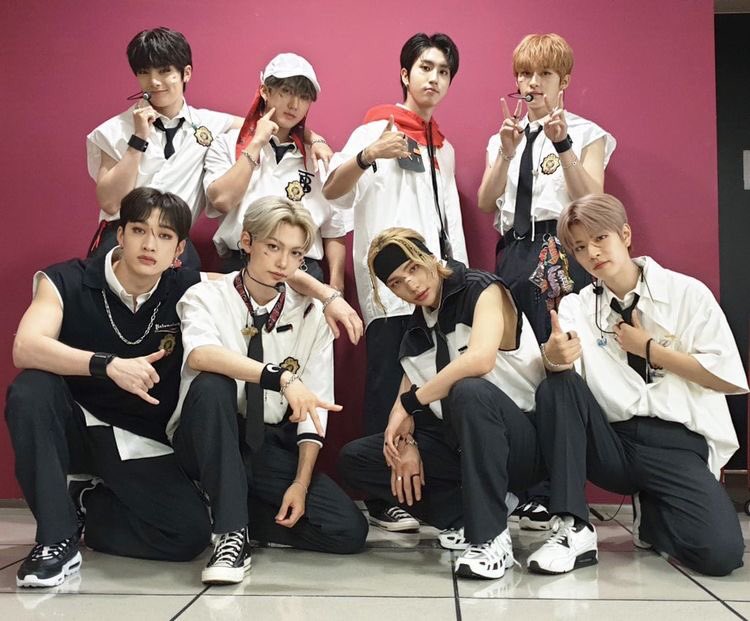 thinkbtskz's tweet image. hello! ♡ 
this is a new thinking acc dedicated to @BTS_twt and @Stray_Kids, feel free to stay in this safe space as much as you want! &amp;lt;3 hope you’ll like this acc ^-^ please rt so more ppl can find it! ︎ ♥