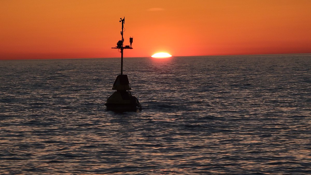 That's a wrap. 3 buoys deployed in one day! These 3 are the most popular in the  #GreatLakes. Nearly 1 million requests for data in a season.  @LimnoTech marks 10 years of supporting buoys. Most buoys of any non federal org.