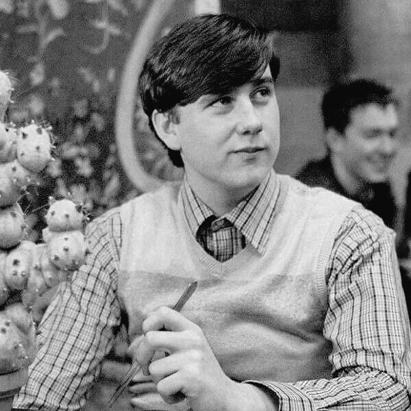 ⋅

ㅤㅤㅤㅤㅤㅤϟ⋮ 𝐁𝐔𝐒𝐂𝐀𝐌𝐎𝐒:

ㅤㅤㅤㅤ» Neville Longbottom.
ㅤㅤㅤㅤ» Septimo Curso. 
ㅤㅤㅤㅤ» 1 año después de la batalla. 
ㅤㅤㅤㅤ» Importante para trama.

¿ ♡ + ↺ ?
