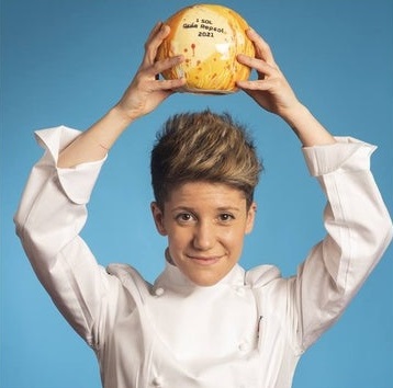 La <a href="/GuiaRepsol/">guiarepsol</a> premia a una cocinera formada en la escuela de hostelería del Grau de Castelló, Miguel Barrera recupera su segundo Sol, el resto de provinciales mantienen el suyo y el apartado de restaurantes recomendados genera controversia. Lo contamos en comecastellon.com