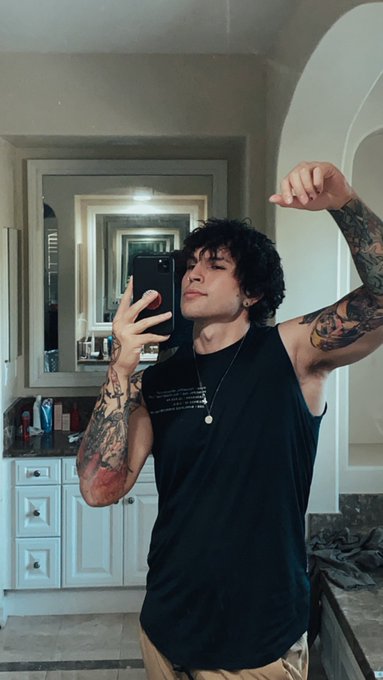 Silly gamer https://t.co/6iCBd3YAga