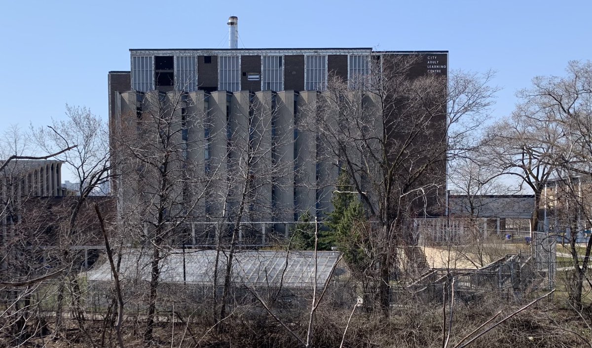 alexbozikovic's tweet photo. A few glimpses of my favourite Toronto postwar school, now City Adult Learning Centre. Designed by the Toronto Board of Education, 1963. #torontoarch #torontoarchitecture #schoolarchitecture #newschooltoronto https://t.co/Oe8Mmn3T5c https://t.co/b53WOMzOy6