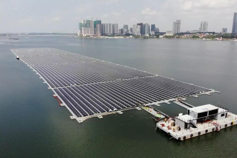 EvanKirstel's tweet photo. 🌞 One of the largest floating Solar Farms in the world, Singapore 🇸🇬#renewableenergy #solarenergy #SustainableEnergy https://t.co/yarxxzFqIP