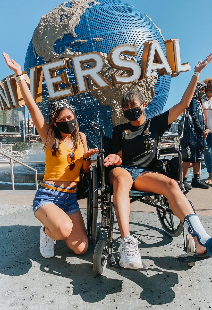 UCF's tweet photo. Name a university that hosts a theme park night 👀 Oh wait, it’s us 😏 

Tag a friend you want to go to UCF with 👇 #UniversalKnights https://t.co/i1yZIQdY08