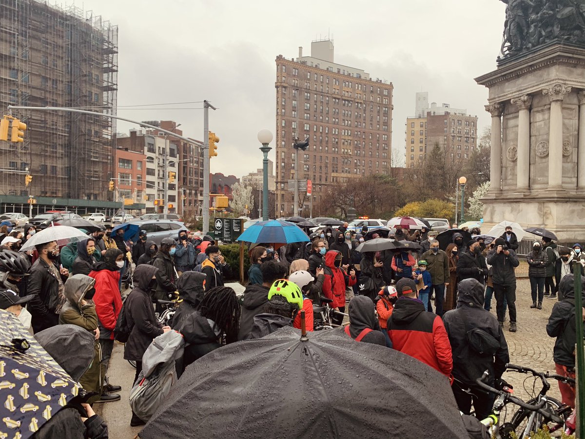 andyratto's tweet photo. Tonight, a couple hundred people gathered at Grand Army Plaza in Brooklyn to bear witness for Daunte Wright and call for justice in his name. The group then took the street and marched down Flatbush. A thread with photos and videos. 1/ https://t.co/sfLB7hnYEd