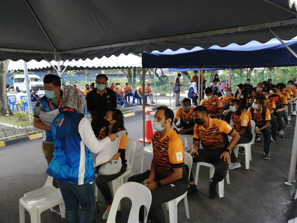 isnmalaysia's tweet photo. Program pemberian vaksin #COVID19 kepada atlet dan pegawai bagi Kontinjen Sukan Olimpik dan Paralimpik #Tokyo2020 bertempat di Pusat Pemberian Vaksin (PPV) Dewan Kompleks Sukan Desa Tasik, Cheras.

#TeamISN #KitaJagaSukanKita #LindungDiriLindungSemua https://t.co/9LqJzGBnRw