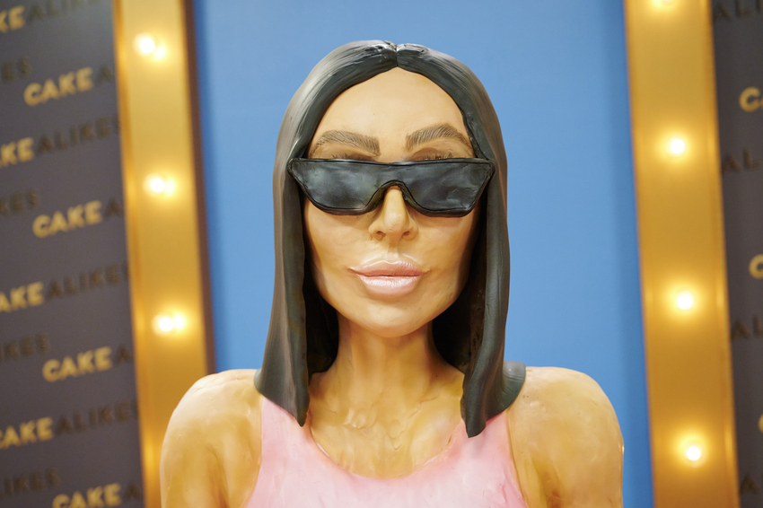 FoodNetwork's tweet image. Selfie queen @kimkardashian's iconic red carpet looks are being recreated with CAKE!! 🤳

Don't miss #Cakealikes &amp;gt; NEXT at 10|9c 🎂