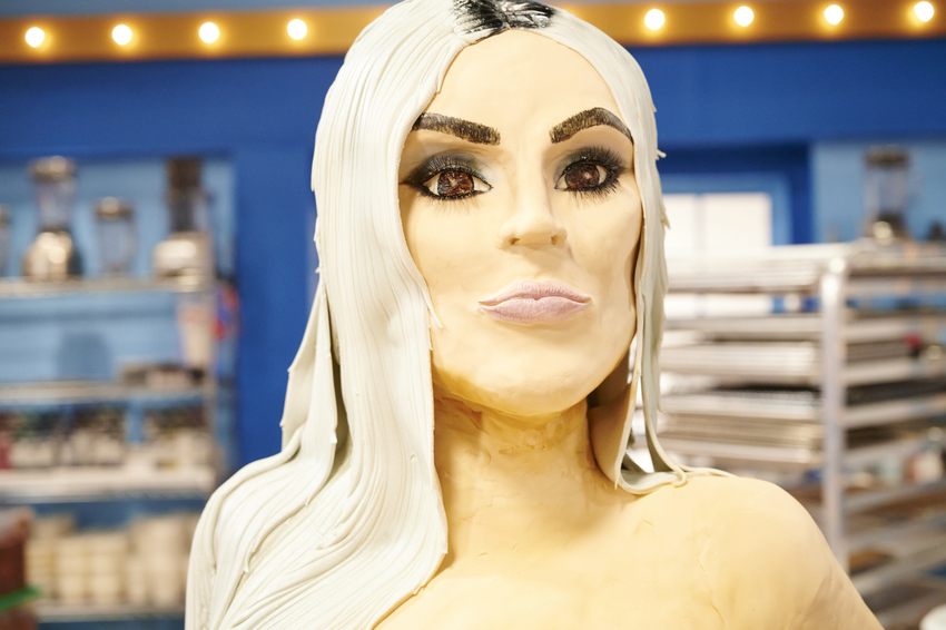 FoodNetwork's tweet image. Selfie queen @kimkardashian's iconic red carpet looks are being recreated with CAKE!! 🤳

Don't miss #Cakealikes &amp;gt; NEXT at 10|9c 🎂