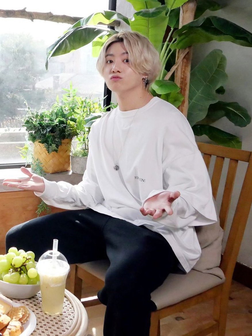 JACKSONPLZ's tweet photo. what’s up gen!! i’m jackson, and studies have shown that people can’t find the difference between these two pics...... can you? quote this with your go to meme and lms for a dm 🤩 #HEYGEN #GENLMS https://t.co/LZF8ES2YOF