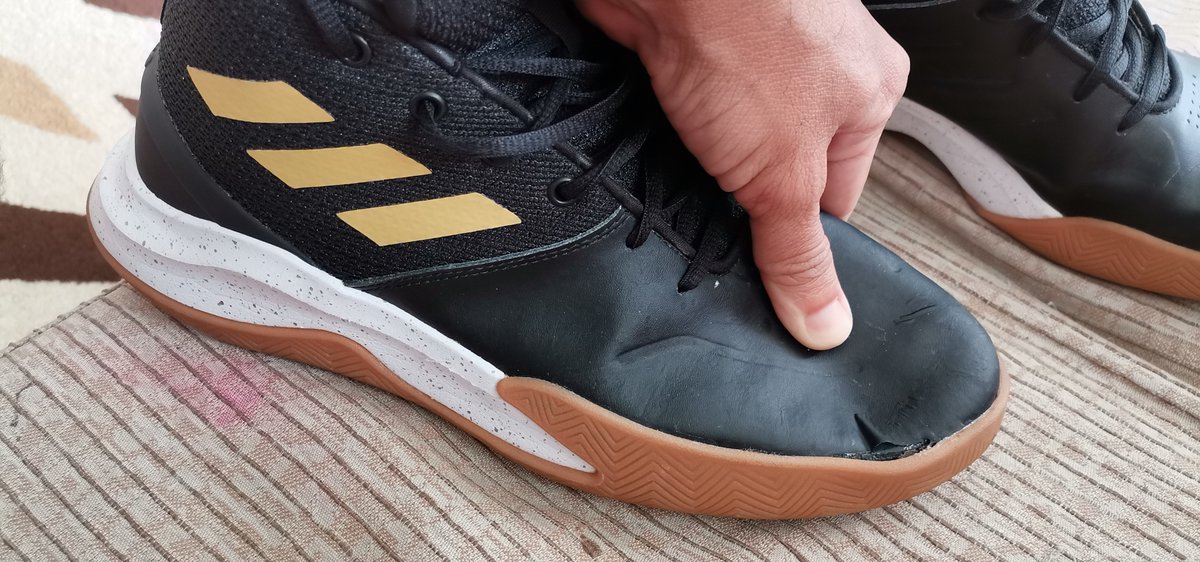 MFidelGonzalez's tweet photo. Los peores tenis del mundo. La compra mas mala que pude hacer en diciembre y ya en marzo y se despegaron. @adidasCO @sicsuper https://t.co/aQjCaLgGjE