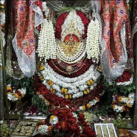 apparrnnaa's tweet photo. Kashi #durgamaa Mandir.
It is believed that the existing icon of the goddess was not made by a man but appeared on its own and later was constructed a temple in 18th century by Bengali Maharani- Rani Bhabani of #Natore.
Happy #navratri
#KashiDurga 🙏 https://t.co/a9UKDYgSFU