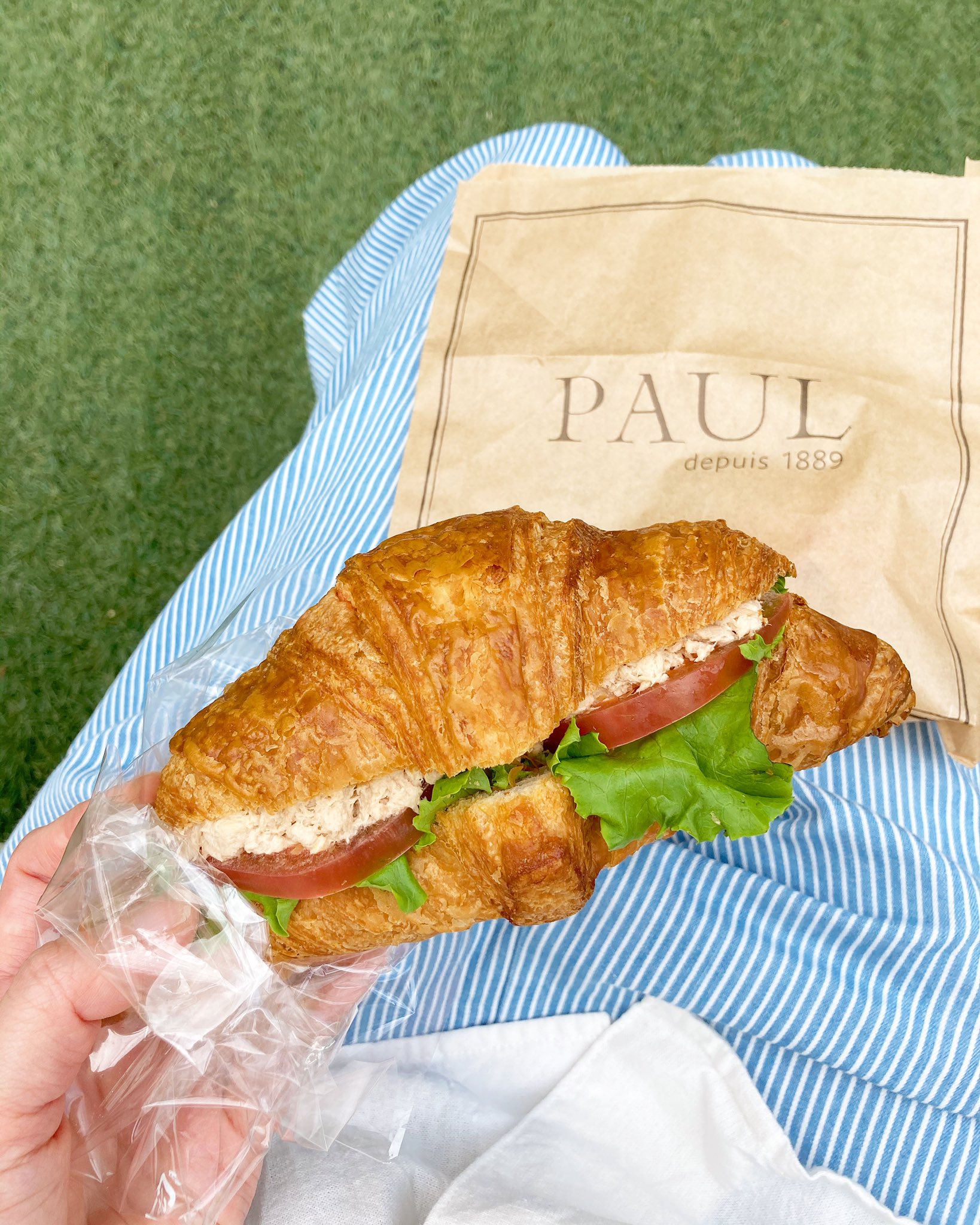 コティリフェール ハンドメイド作家 いいお天気だった昨日は パリの街歩きを脳内で再生しながら Paulのクロワッサンサンドでパリ気分ランチ 梅田のど真ん中でしたが 半径2m以内に人がいない場所を確保して お外でピクニック気分 T Co