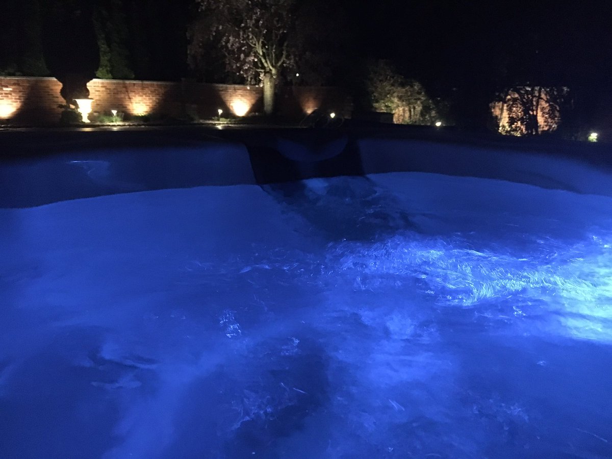 eleeth3's tweet photo. Relaxing evening in the tub https://t.co/ZLRw5GX1pC