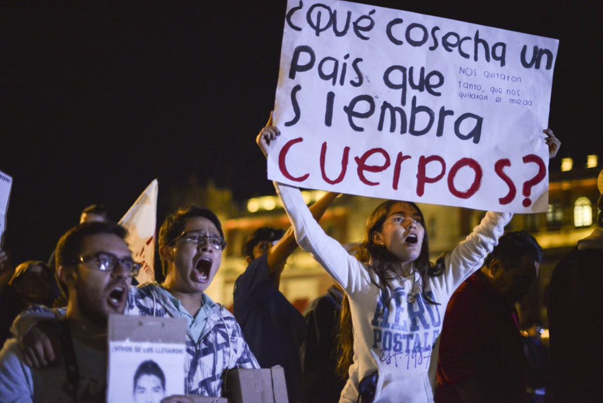 epigmenioibarra's tweet photo. 2014
Ayotzinapa no fue un hecho aislado, fue parte de un patrón de corrupción y represión.
La desaparición de los 43 normalistas en Iguala sintetizó la descomposición del régimen político mexicano.
Somos memoria.
¡Empezamos PaseDeLista1al43 ahora!
#NiPerdonNiOlvido https://t.co/WcVYe54waT
