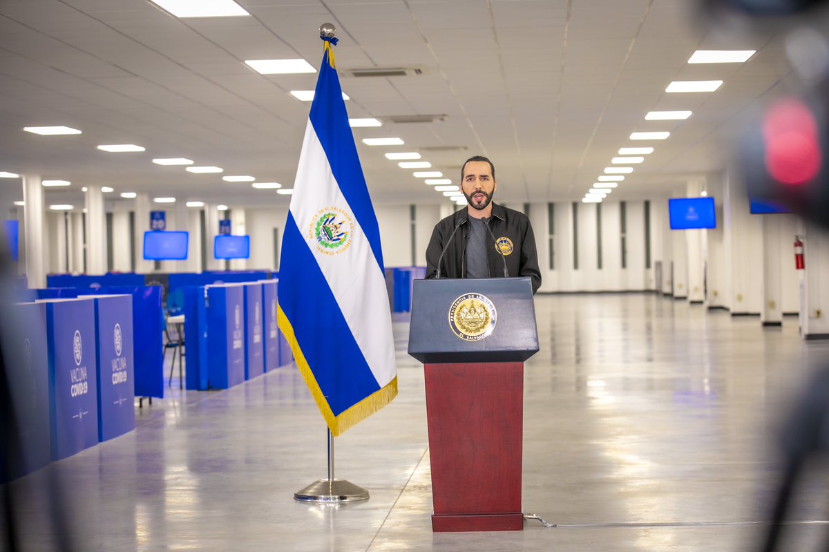 PresidenciaSV's tweet photo. "Gracias a Dios no los escuchamos, y pudimos tener un hospital digno para atender a los pacientes de #COVID19, que incluso médicos de otros países de primer mundo como España dijeron que era lo mejor que habían visto", Presidente @nayibbukele. https://t.co/siGwdYnWBk