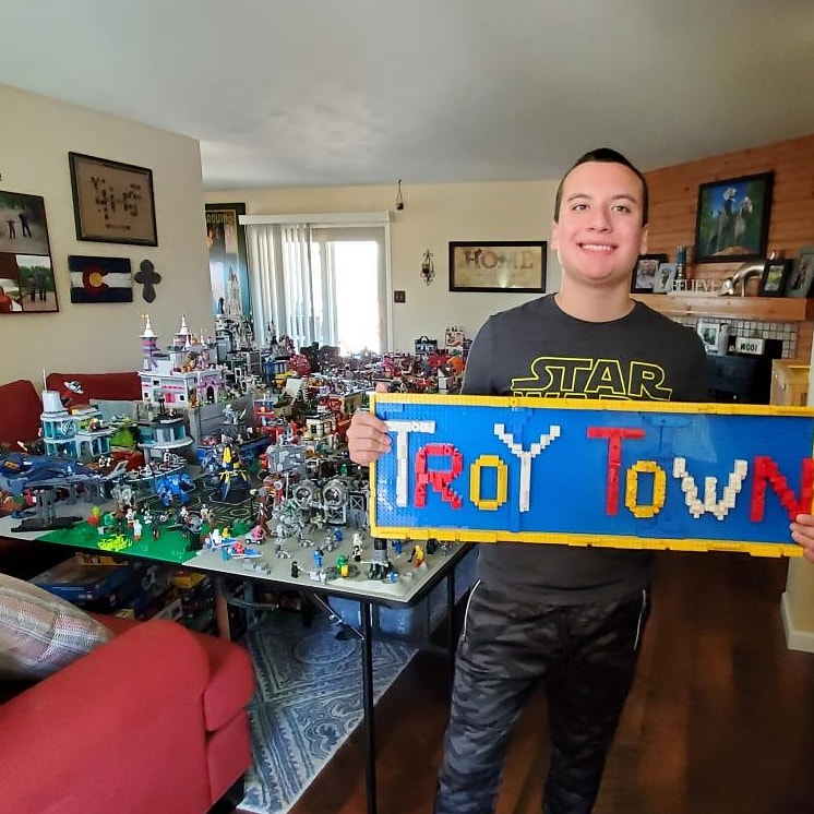 AccordingToTroy's tweet image. It's been a year, but guess who is back!?  This is what Troy has been up to....
#lego #troytown #thingstroydoes #sesamestreet #starwars #marvel #thecrocwhoatechubshand #mollicasdeli #mostlyawesomeentertainment 

m.youtube.com/watch?v=_lIPSR…