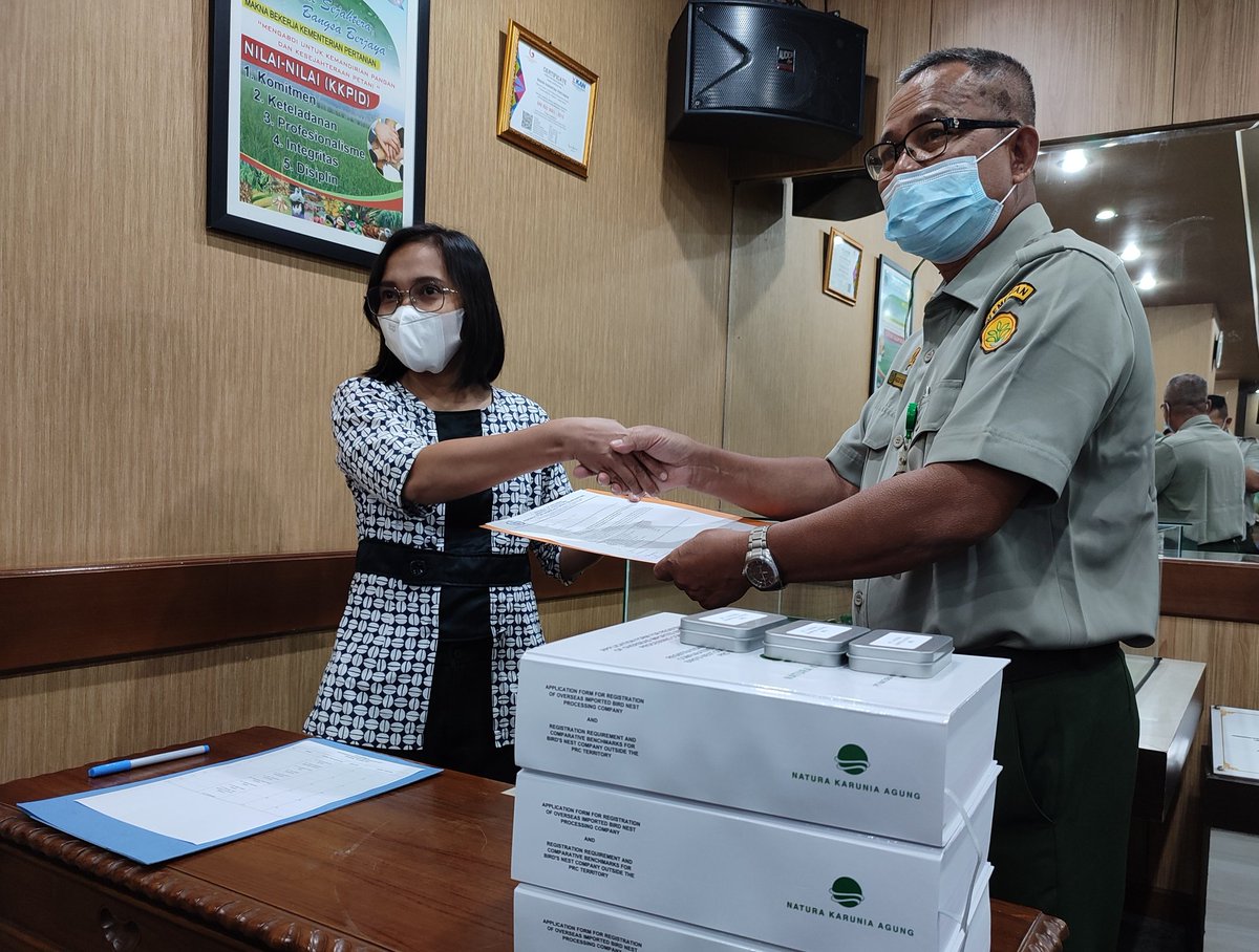 BarantinRI's tweet photo. Besar harapan @Barantan_RI agar kekompakan delapan tim pelaku usaha SBW dapat maju bersama dan lolos standar GACC, serta dapat membuahkan hasil yang baik sehingga dapat memacu ekspor SBW 🇮🇩

#EksporSBW
#SBW https://t.co/LEUGHwR6Iv