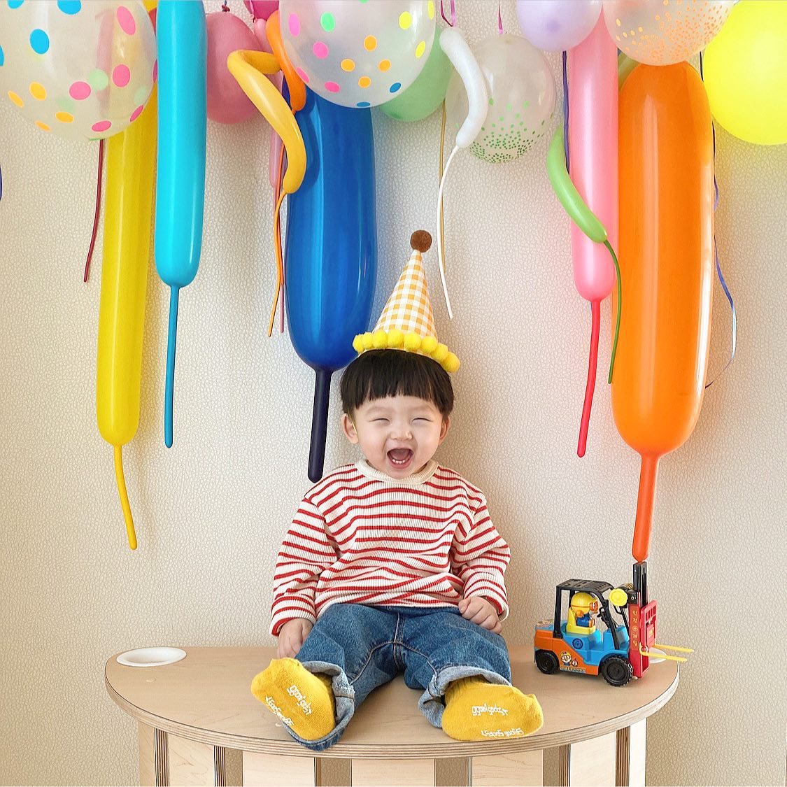 unchildhaeuns's tweet photo. SELAMAT BERTAMBAH TUWA OM TAG 🎉🎉🎉🎉 AYOK PARTY NANTI SUHO KASIH KADO MOBIL MOBILAN ☺️
@TAGchiId @TAGTAEK @youngtaegu @wootdadda #HAPPYTAGDAY https://t.co/W04JsR6arl
