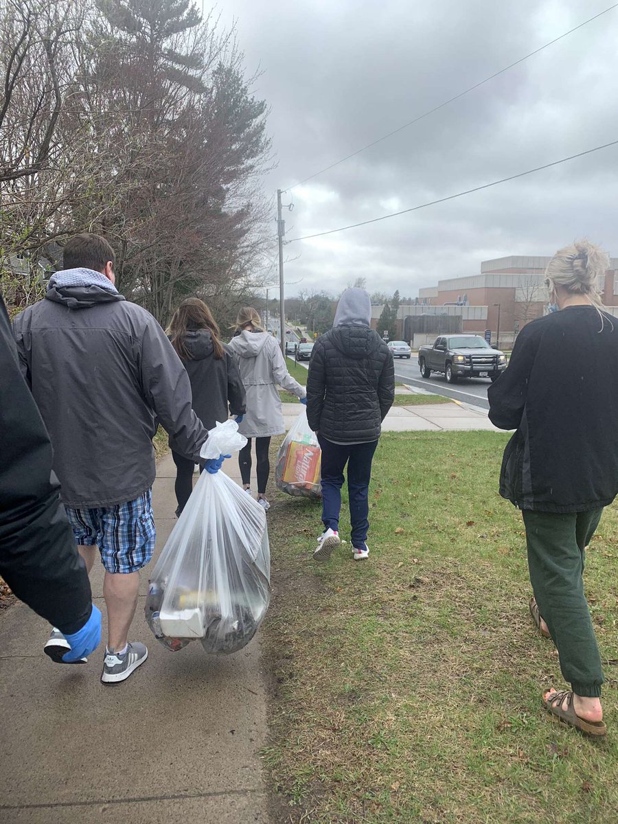 Women’s soccer did their job cleaning up the community and campus today!⚽️