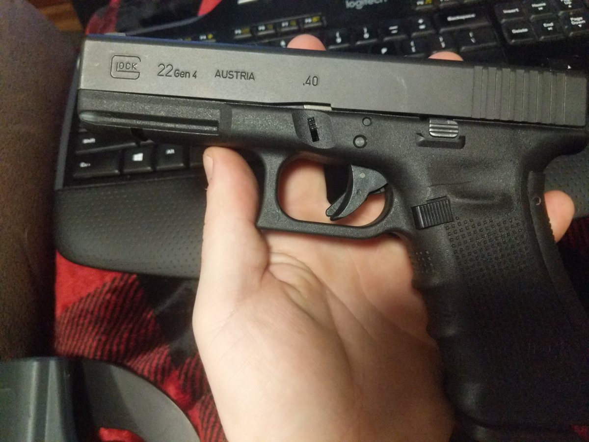 Now, if you're still interested in the specific mechanics of why the "confusion" story is bullshit, aside from my personal experience with police?(TW: Guns)This is a Gen 4 Glock 22. It is a .40 caliber service pistol carried by many if not most cops.